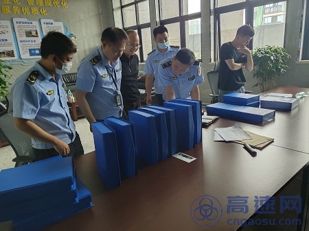 廣西交通運(yùn)輸綜合行政執(zhí)法局第九支隊(duì)第二大隊(duì)、第三大隊(duì)到新發(fā)展交通集團(tuán)靈山高速公路運(yùn)營(yíng)分公司開(kāi)展企業(yè)履行安全生產(chǎn)職責(zé)自查自糾工作檢查